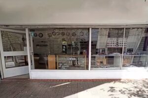 Glamour: Alianzas y anillos de compromiso. Pilas en el acto. Relojes, Joyas de Acero, Enchapado oro y Plateria. Abridores.