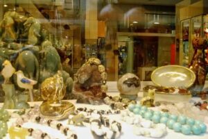 JCB Gems & Carvings, La Casa de las Piedras